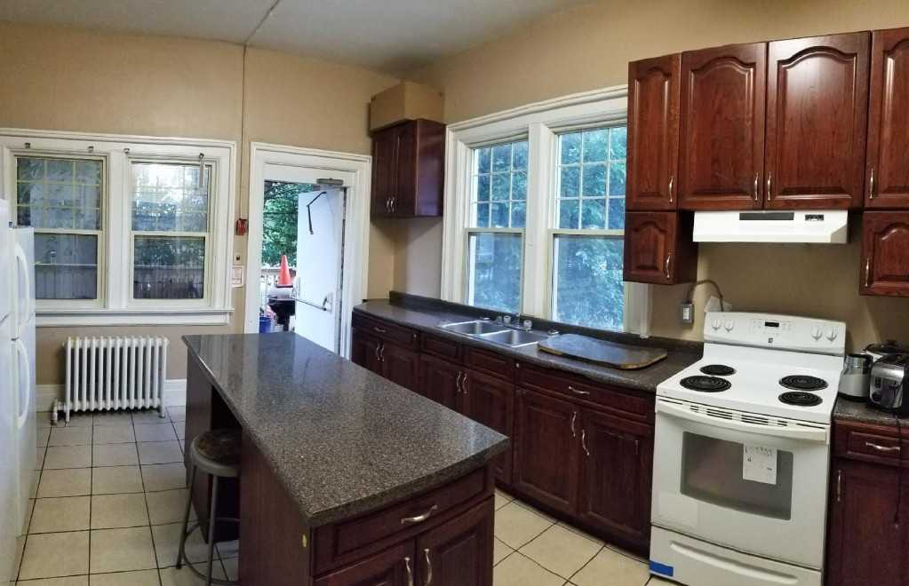 3020 Sandwich St - Photo 3 of 13