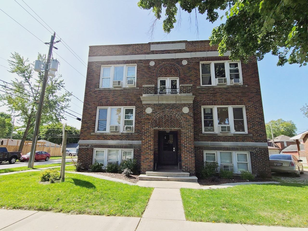 1495 Gladstone Ave - Photo 2 of 11