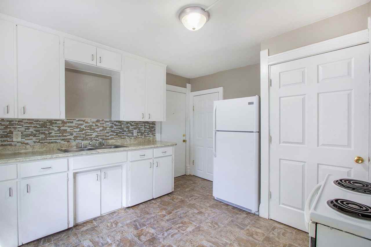 553 Valley Ave Nw - Photo 3 of 14