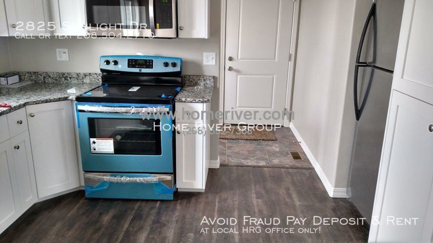 2825 Sunlight Dr - Photo 3 of 13
