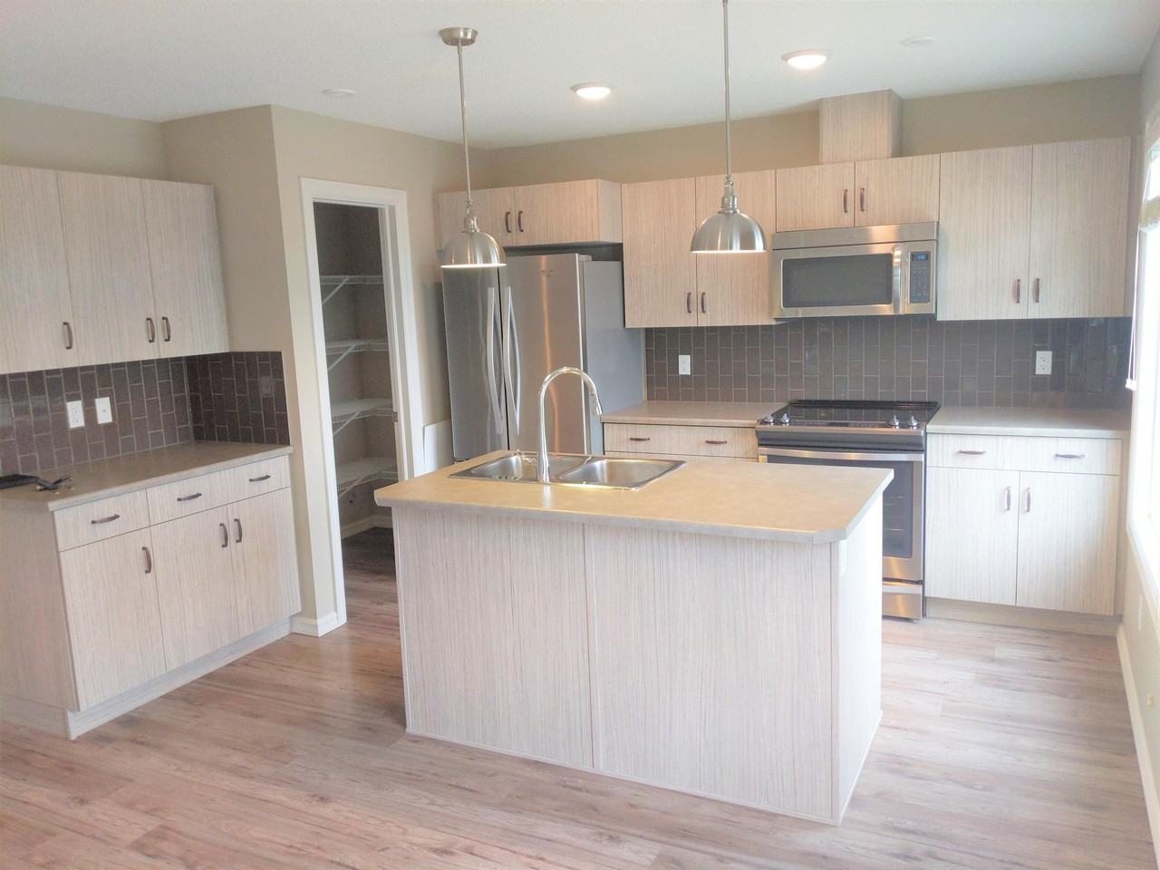 2215 - 2215 24 Street - Photo 3 of 20