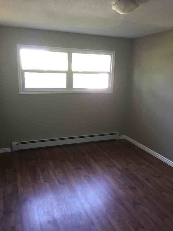 238 15 St N - Photo 2 of 9