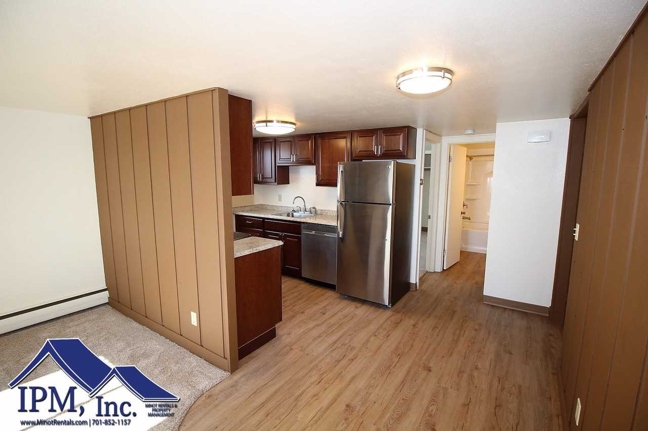 1027 Delmar Ct - Photo 3 of 9