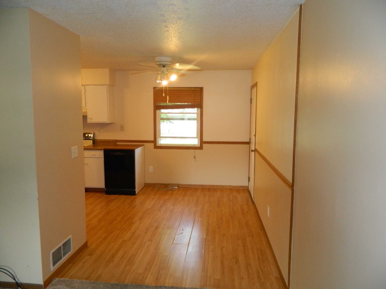 306 11th St Se - Photo 3 of 11