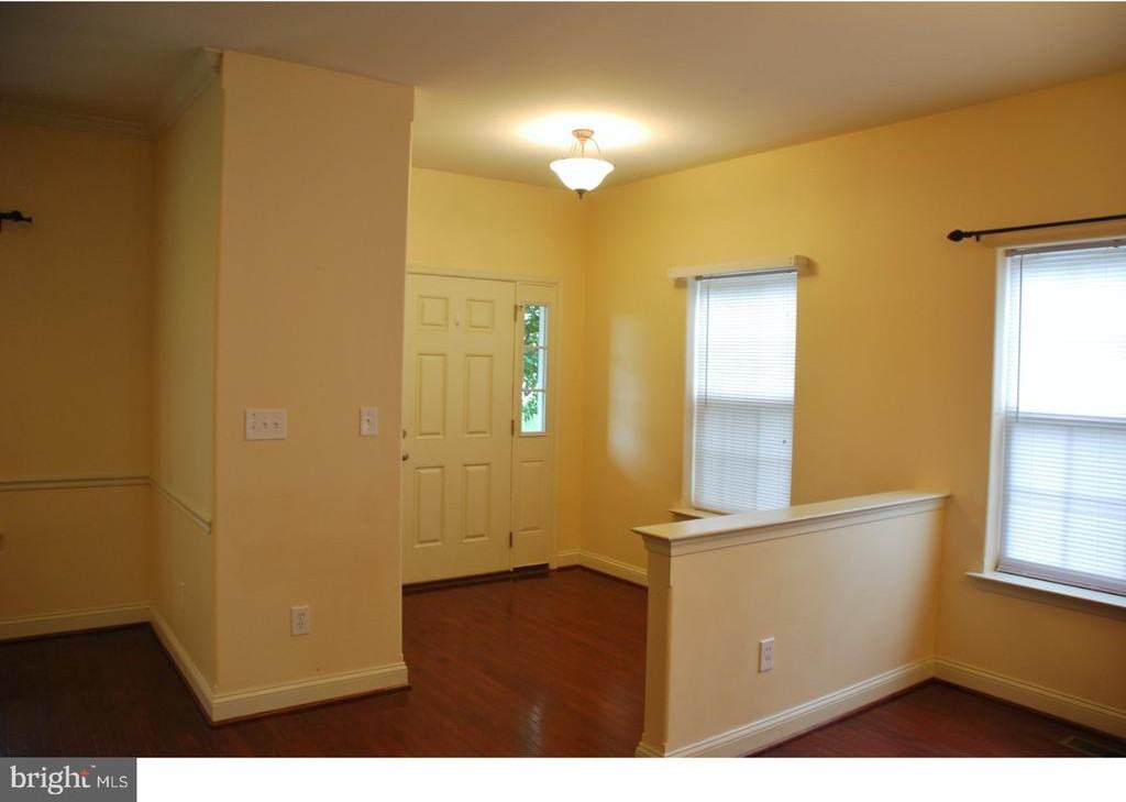 1220 Rosemont Ter - Photo 2 of 15