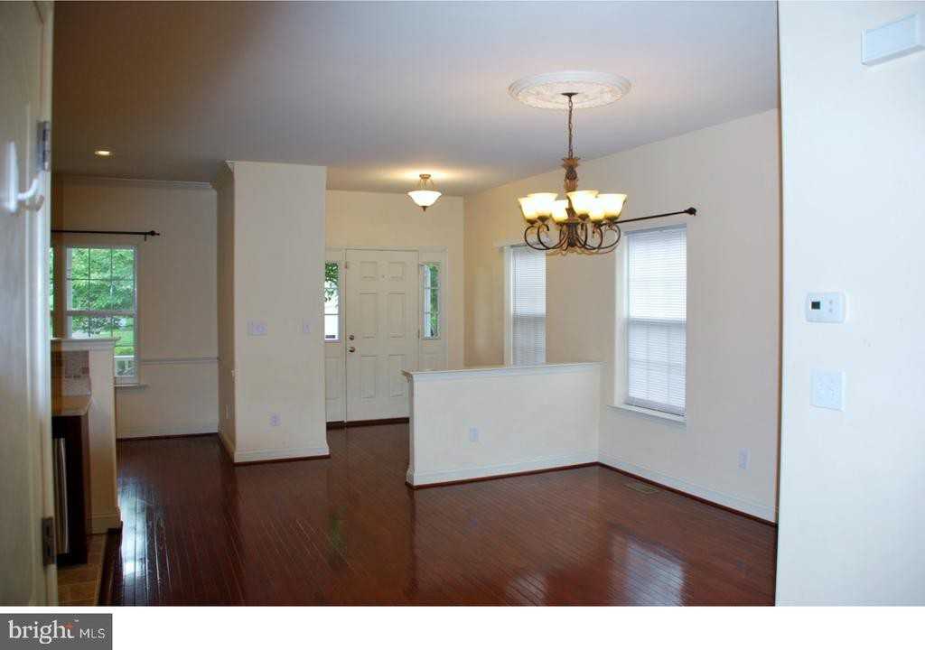 1220 Rosemont Ter - Photo 3 of 15