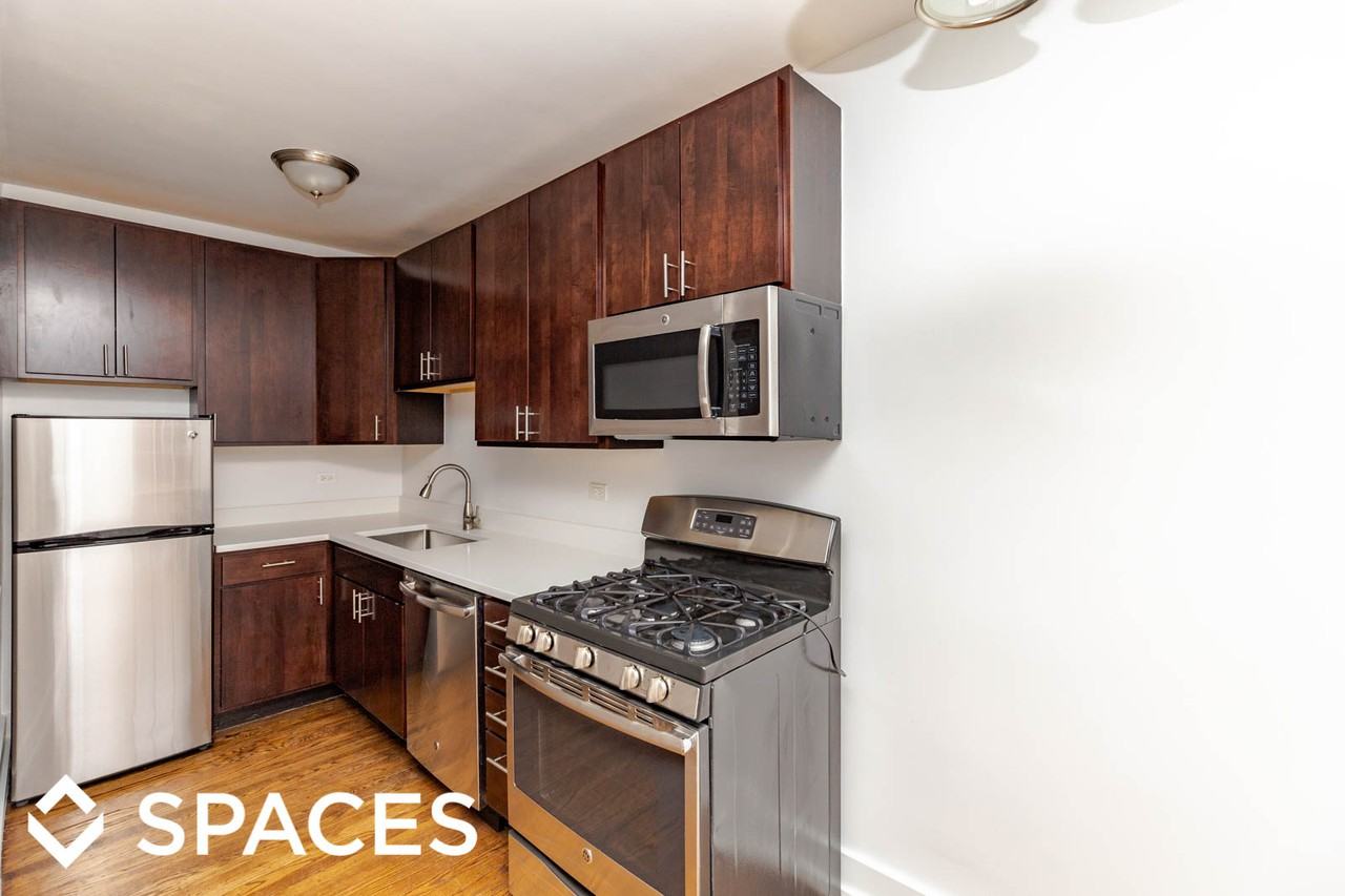 1712 West Albion - Photo 2 of 7