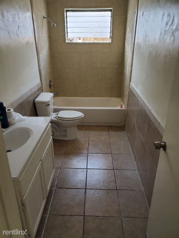 4938 4938 Clara St c - Photo 3 of 4