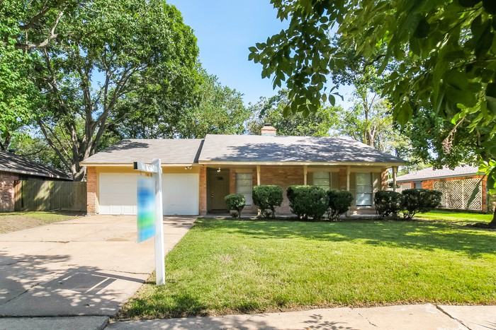 809 Lochmoor Ln - Photo 2 of 14