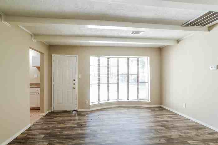 809 Lochmoor Ln - Photo 3 of 14