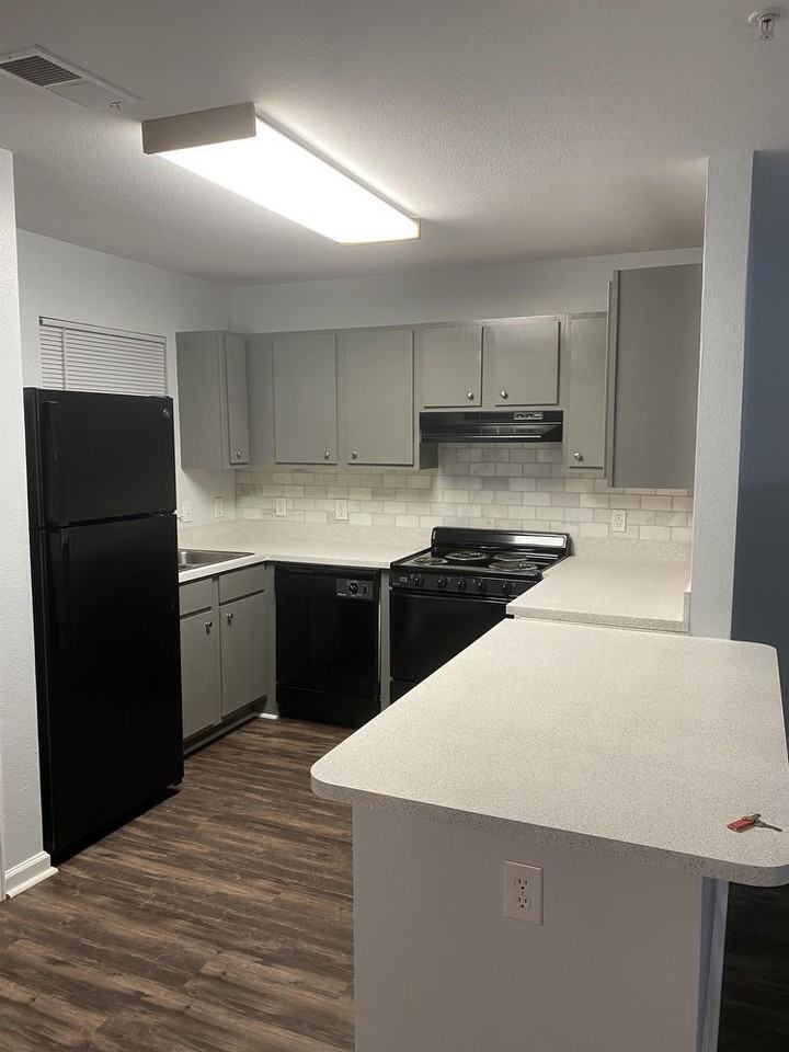 241 241 Cove Landing Drive - 111104 - Photo 2 of 15