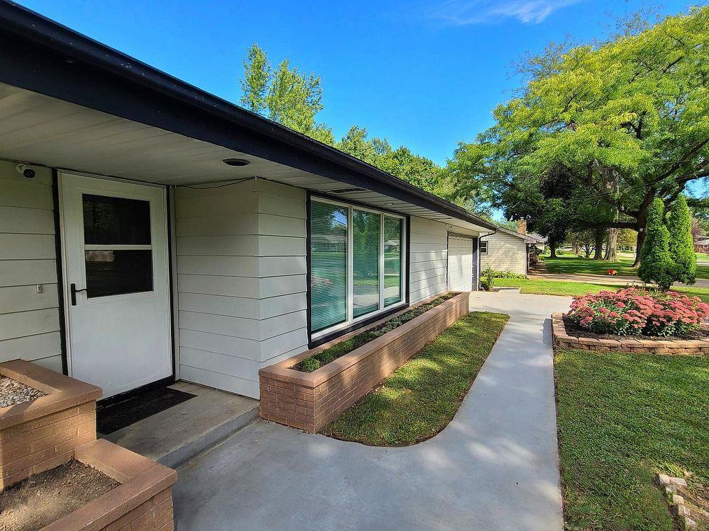 11 Jan Ave - Photo 3 of 45