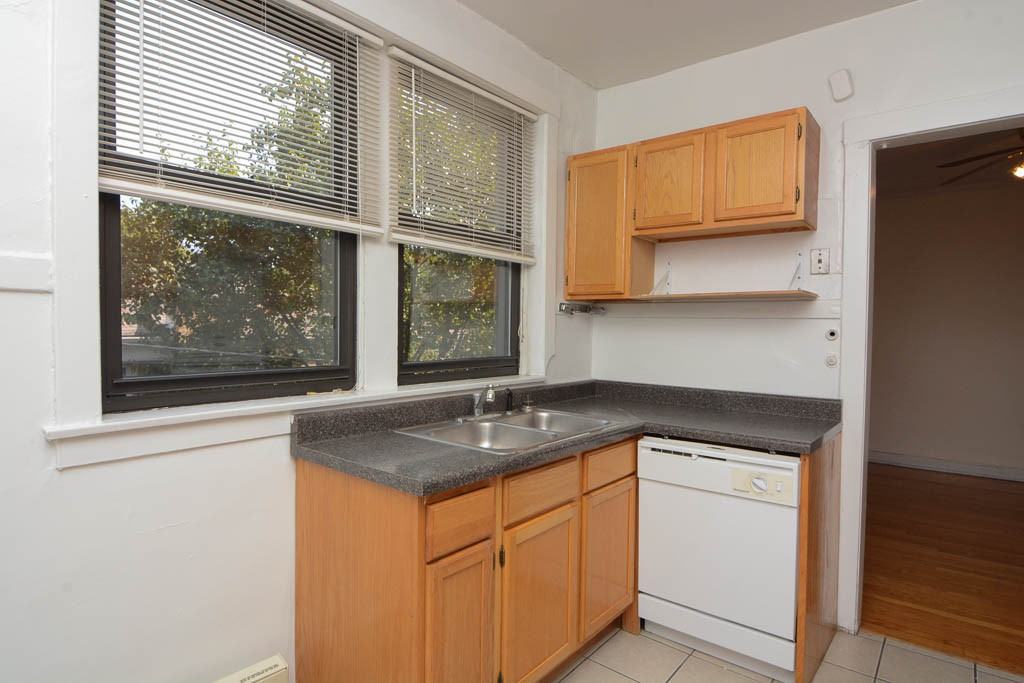 1117 W Oakdale Ave #2A - Photo 3 of 21