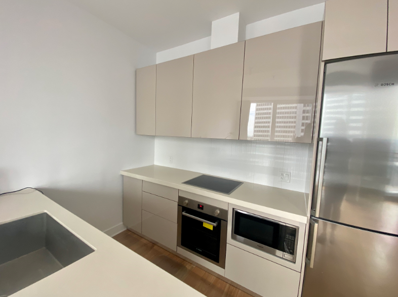Luxurious 1 BR 36th floor in TOM Condo Downtown - Photo 3 of 11