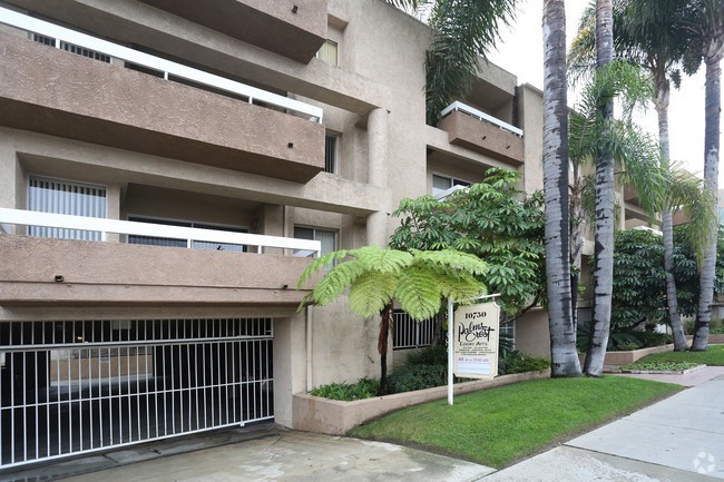 2 Bed/2 Bath $2500/mo - 1103 Sq. Ft. Best Price in the Area! - Photo 2 of 7