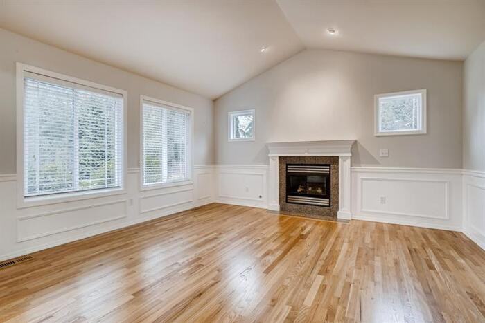 310 201st Ave Ne - Photo 2 of 18