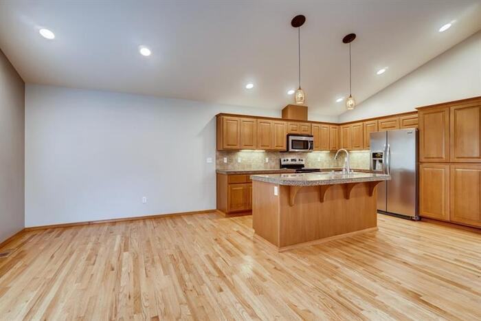 310 201st Ave Ne - Photo 3 of 18