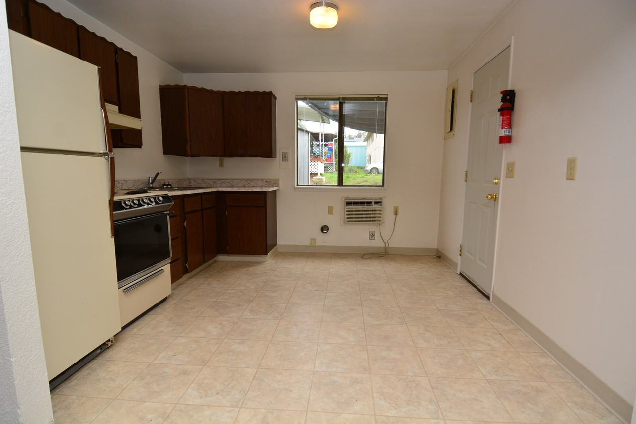 243 Nw Rose St - Photo 2 of 4