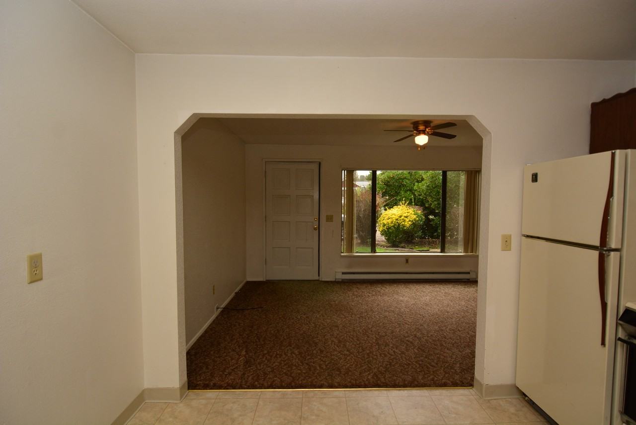 243 Nw Rose St - Photo 3 of 4