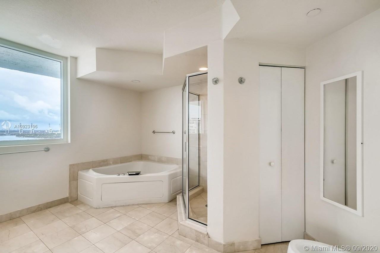 The Grand Venetian Condo - Photo 3 of 14