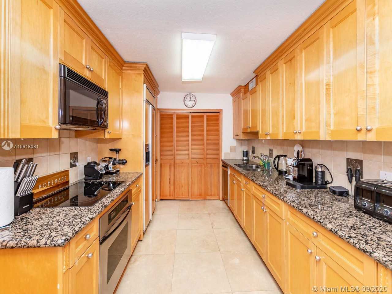 COMMODORE CLUB SOUTH COND - Photo 3 of 18