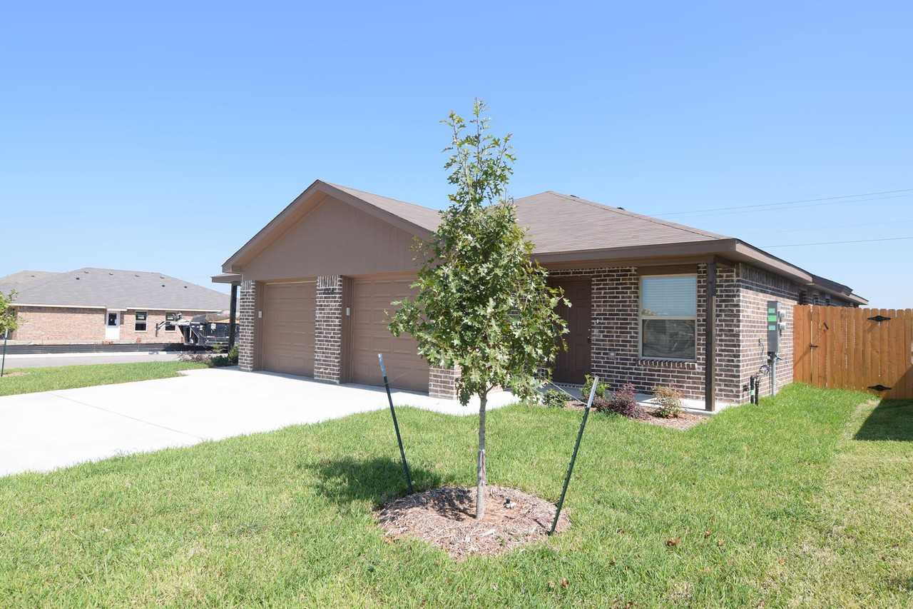1006 Barbara Jordan St - Photo 2 of 18