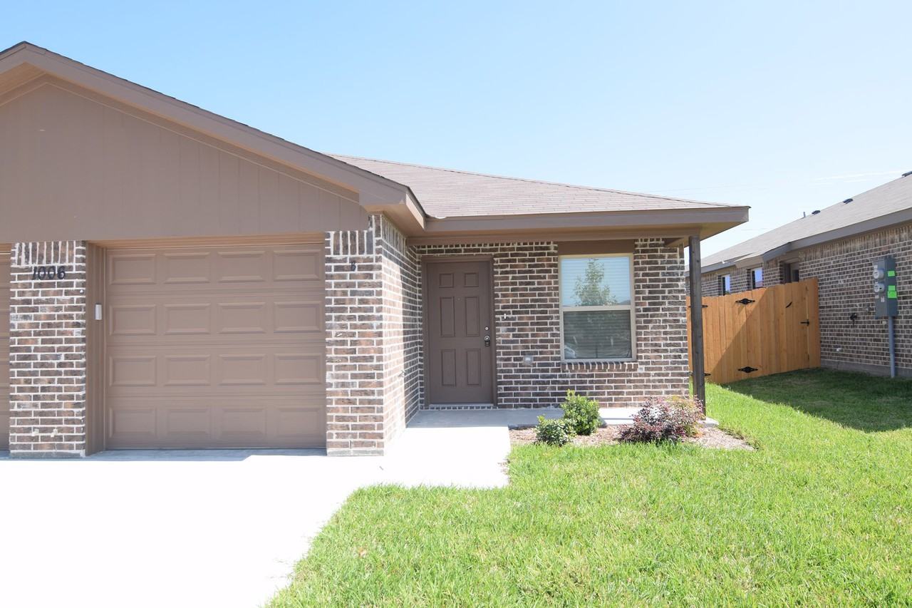 1006 Barbara Jordan St - Photo 3 of 18