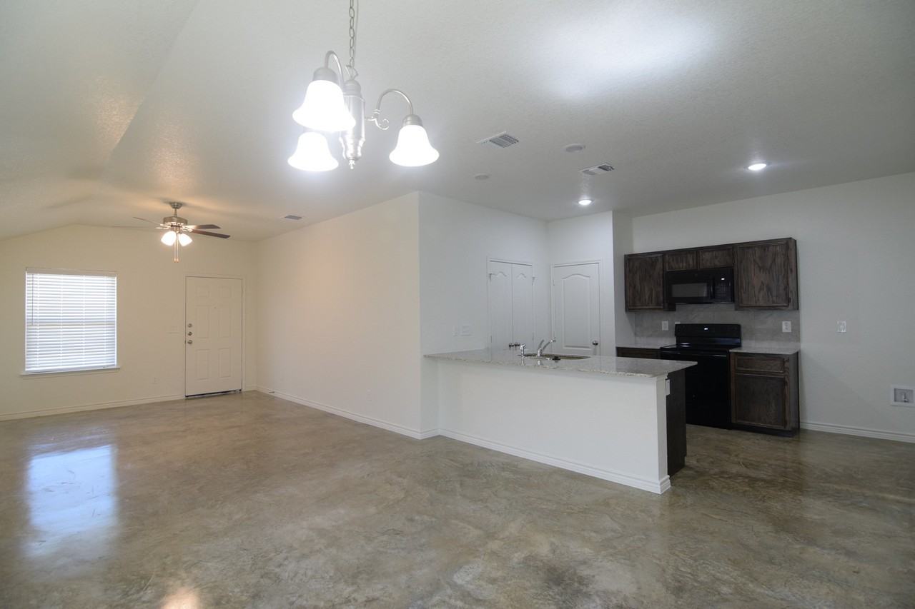1006 Barbara Jordan St - Photo 4 of 18