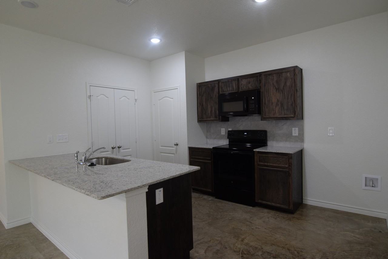 1006 Barbara Jordan St - Photo 5 of 18
