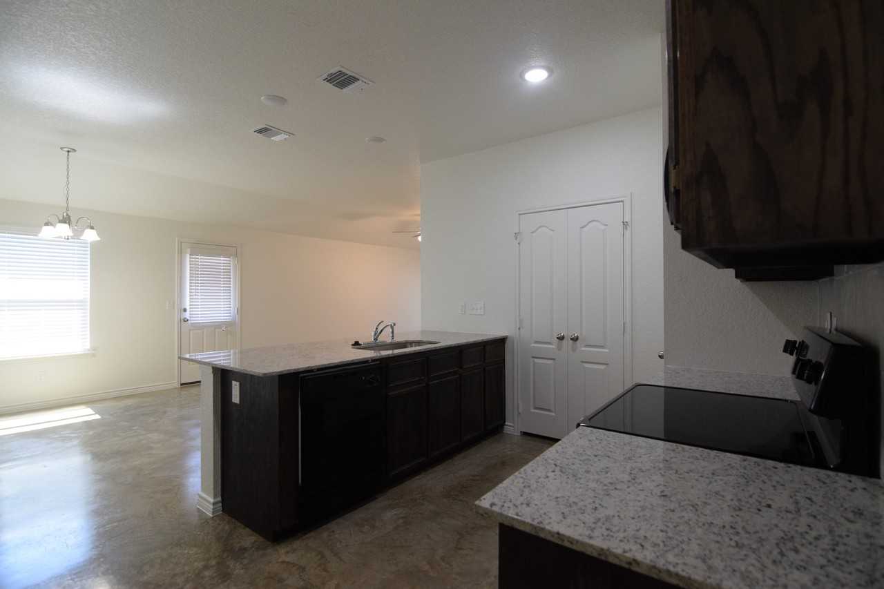1006 Barbara Jordan St - Photo 6 of 18