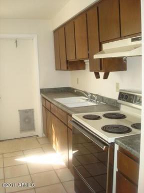 824 W 9th St - Photo 2 of 3