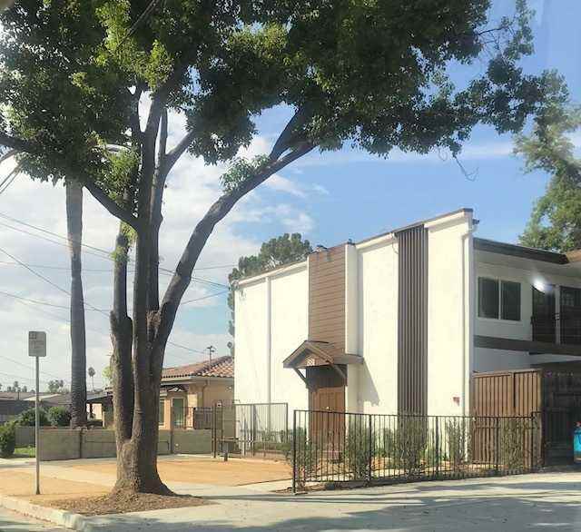 881 N Oakland Ave - Photo 2 of 7