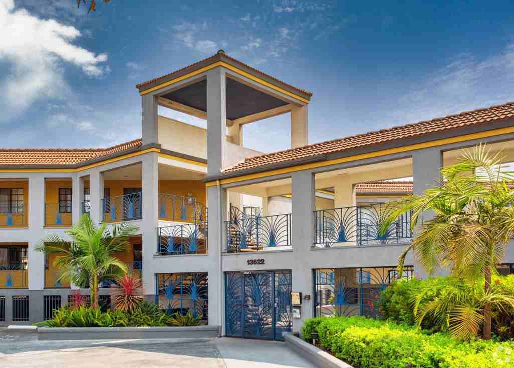 Chadron Apts 13622 Chadron Ave, Hawthorne, CA 90250 Apartment for