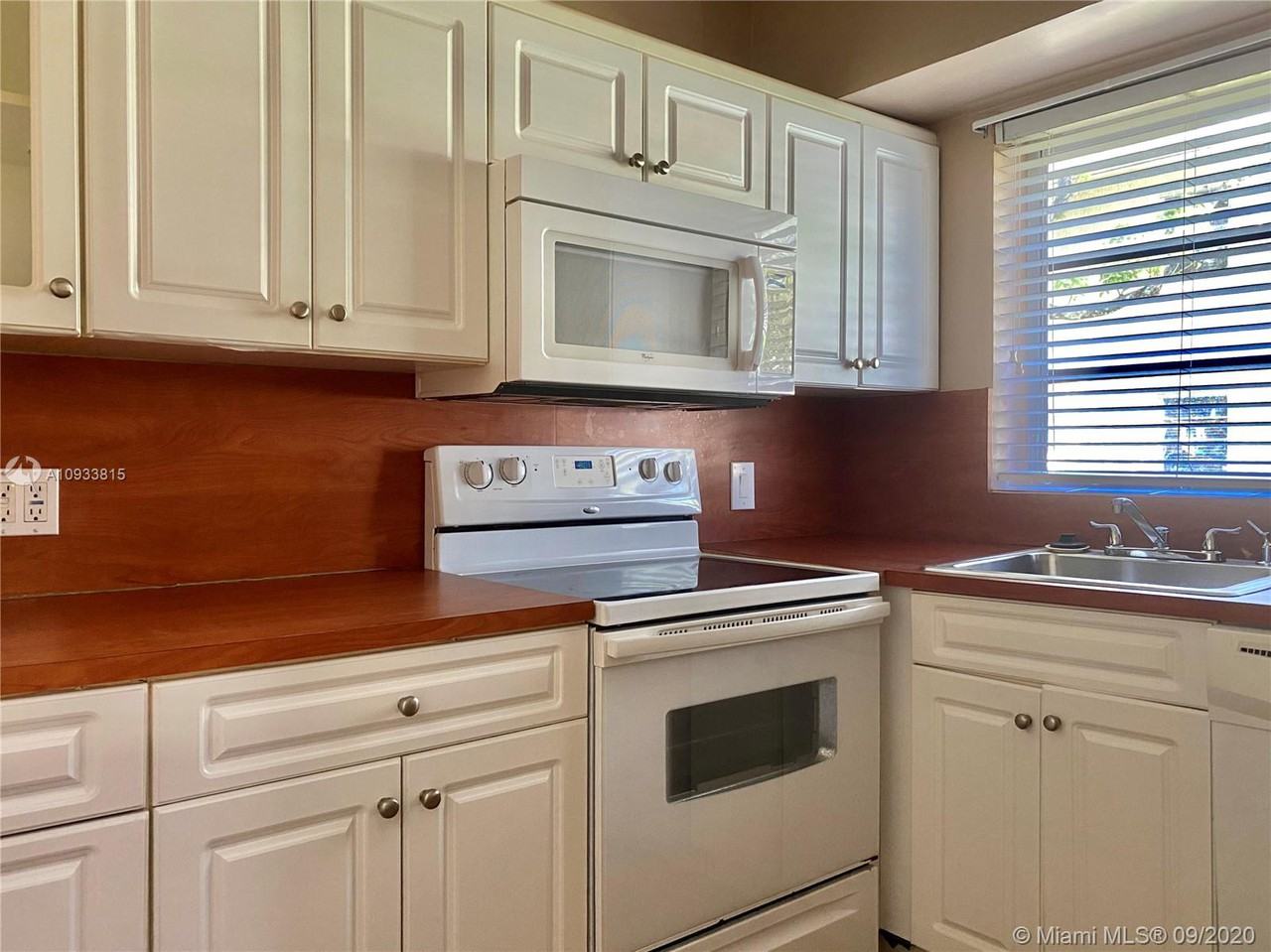 5531 Sw 78th St Apt A - Photo 2 of 7