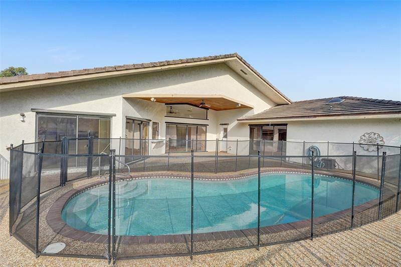 1235 Nw 114th Ave - Photo 3 of 4