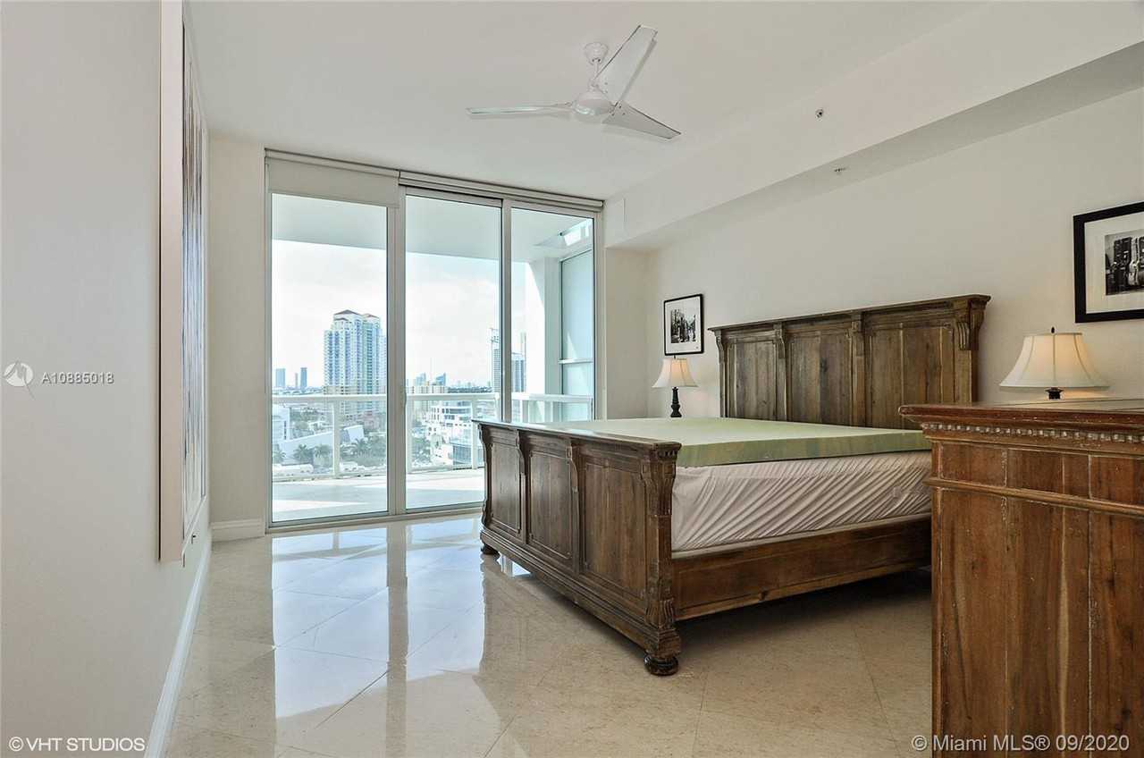 CONTINUUM ON SOUTH BEACH - Photo 3 of 9