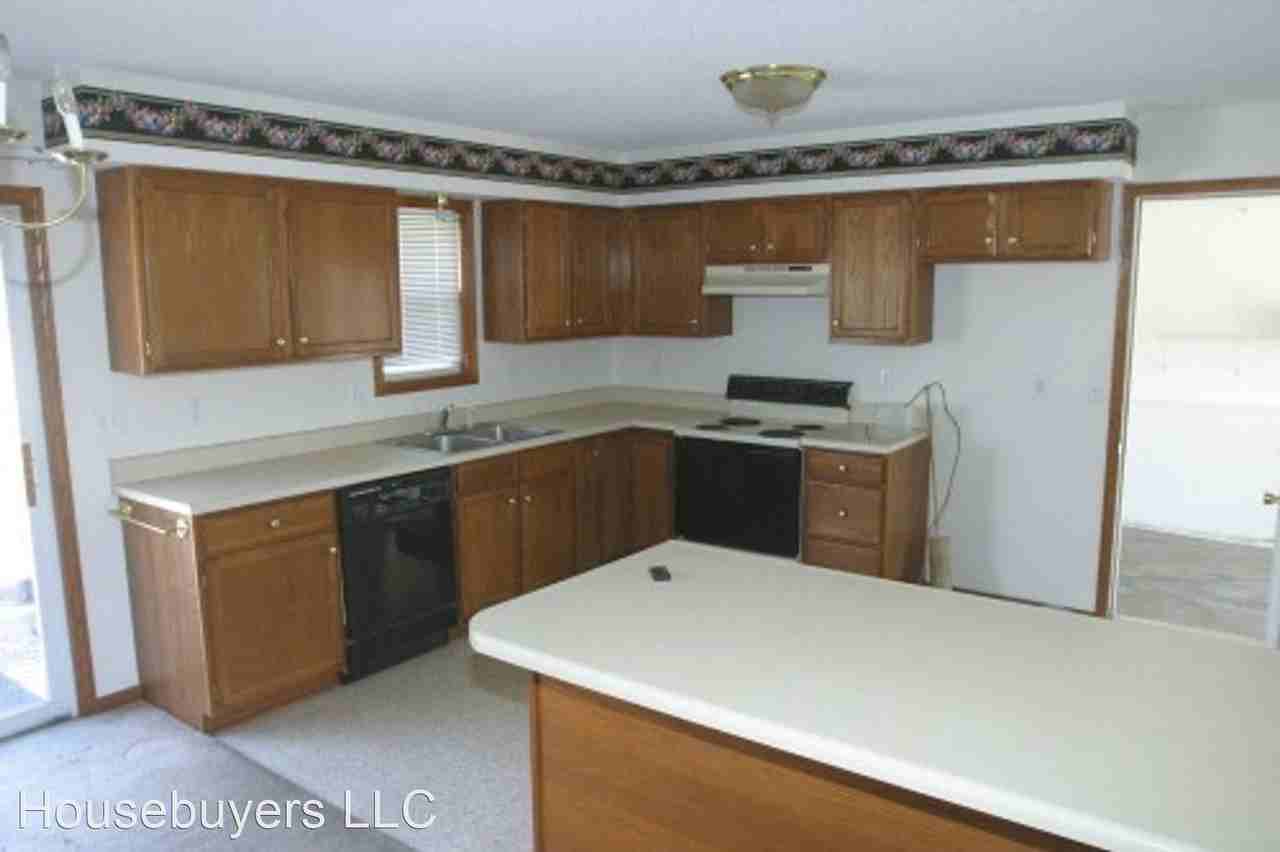 2131 Se 8th St - Photo 2 of 9
