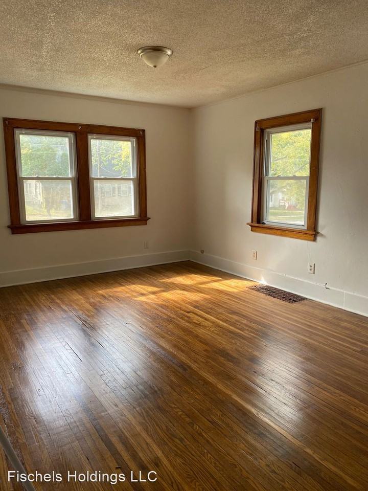 321 Oliver St - Photo 2 of 8