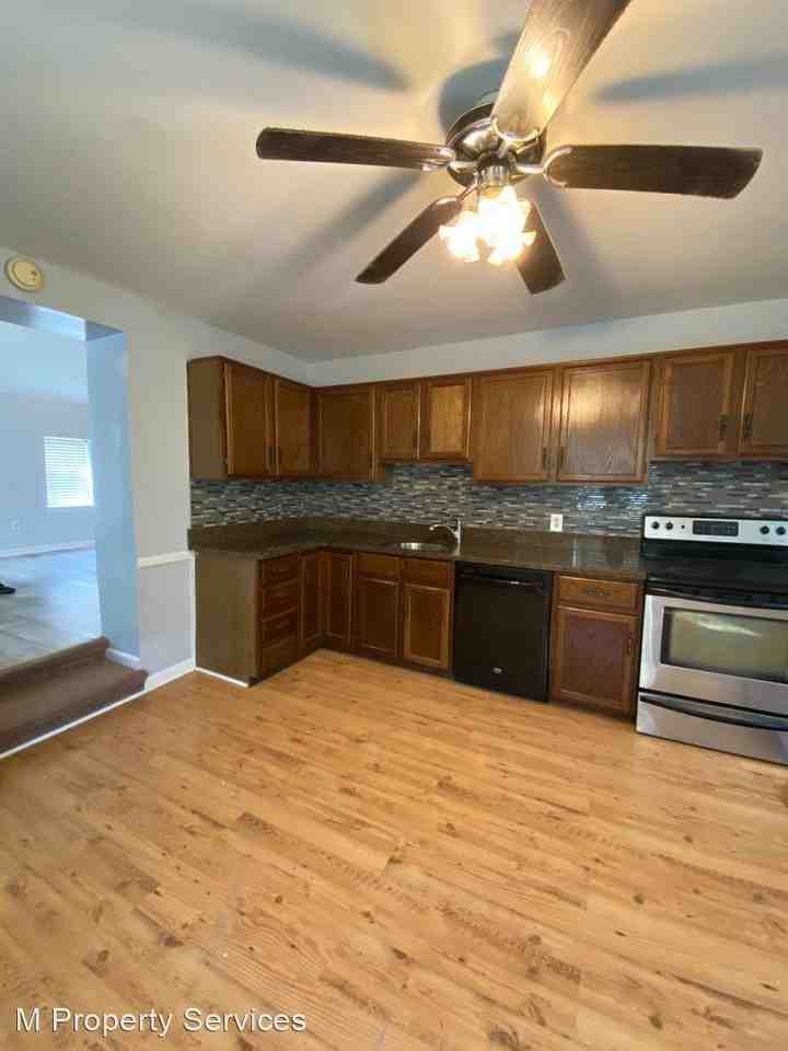 319 S Barry Ave - Photo 2 of 17