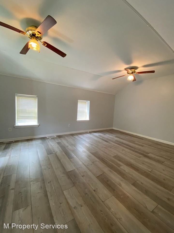 319 S Barry Ave - Photo 3 of 17