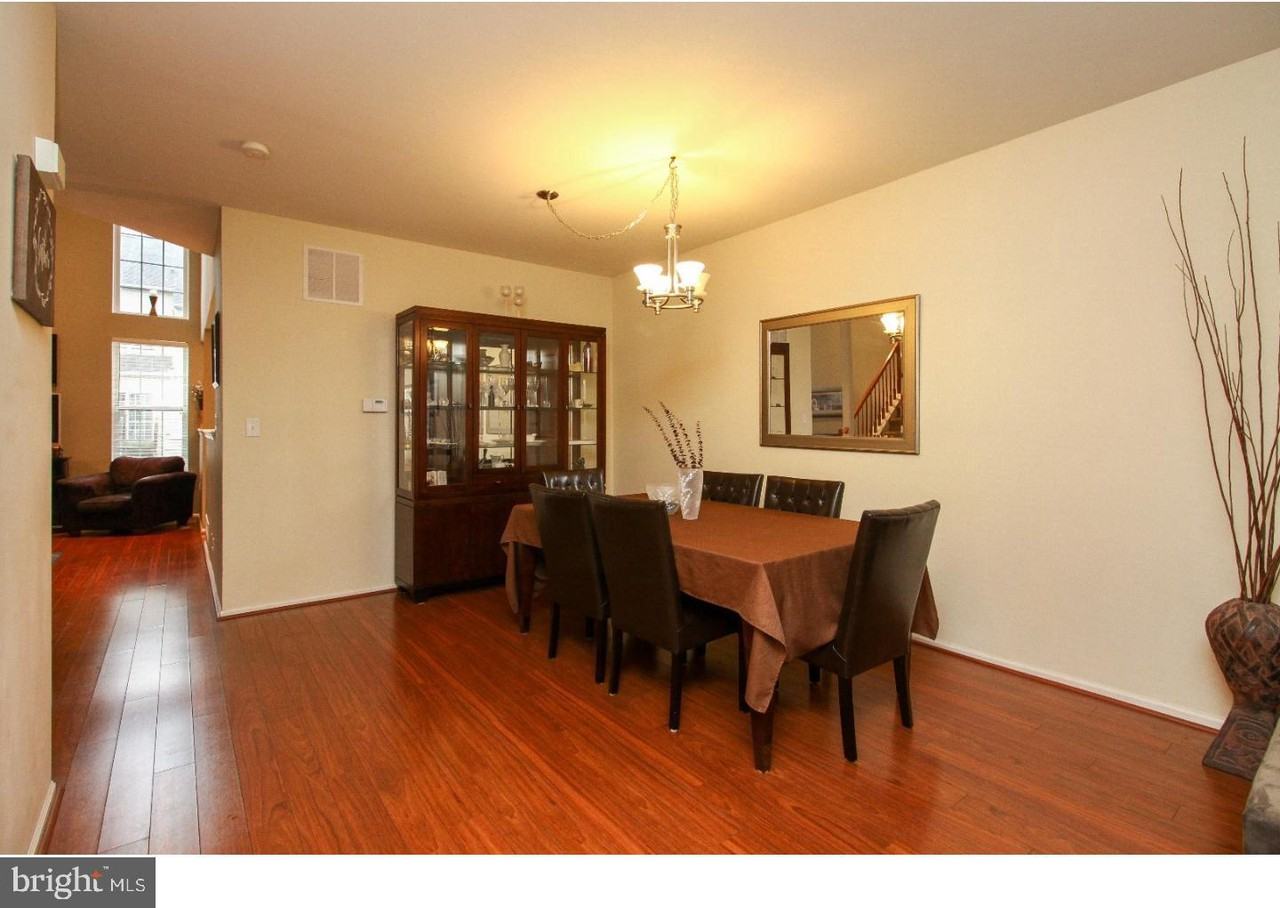 171 Pennsbury Ln - Photo 3 of 15