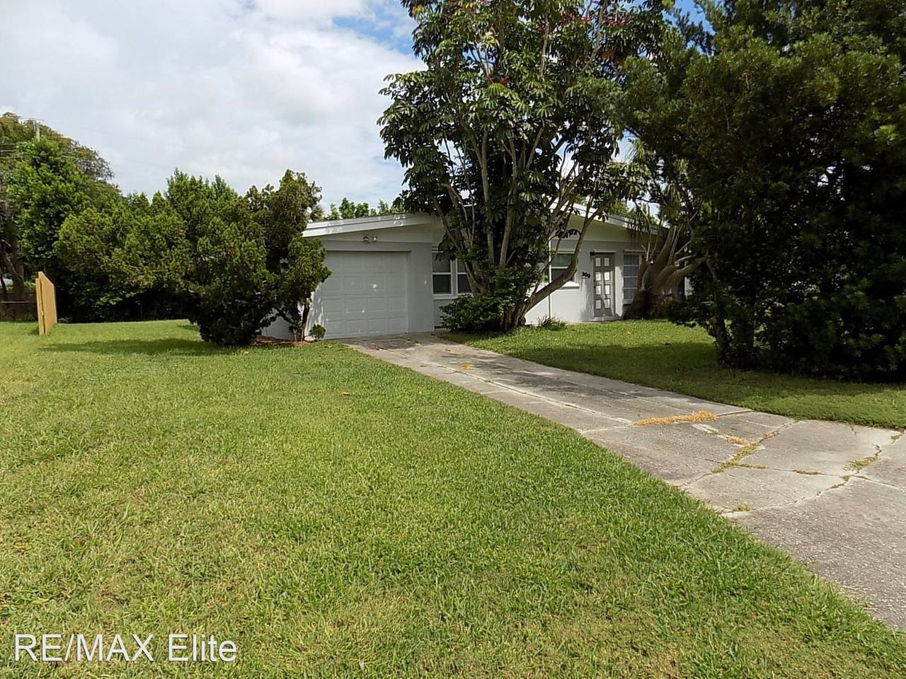 300 Charles Dr - Photo 3 of 24