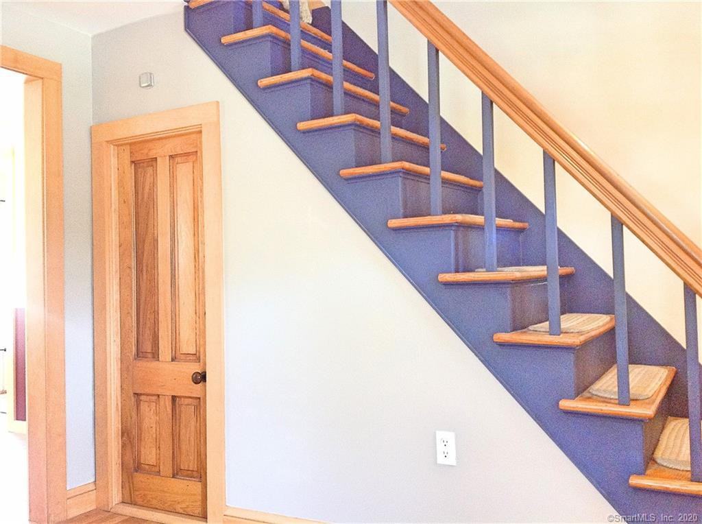 62 Moss St - Photo 3 of 30