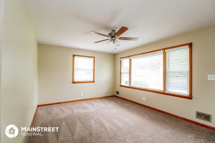 2320 Embassy Ln - Photo 2 of 15