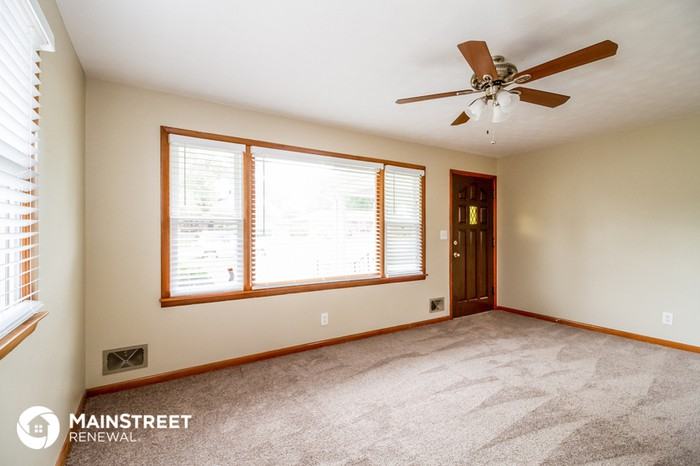 2320 Embassy Ln - Photo 3 of 15
