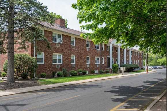 Livingston Gardens - Photo 2 of 38