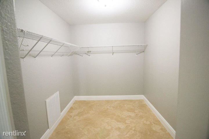 558 Sw Colleen Ave - Photo 2 of 9