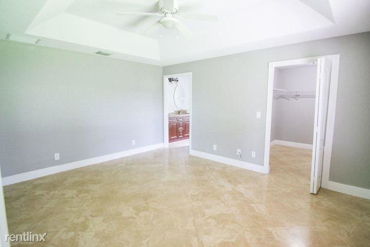 558 Sw Colleen Ave - Photo 3 of 9