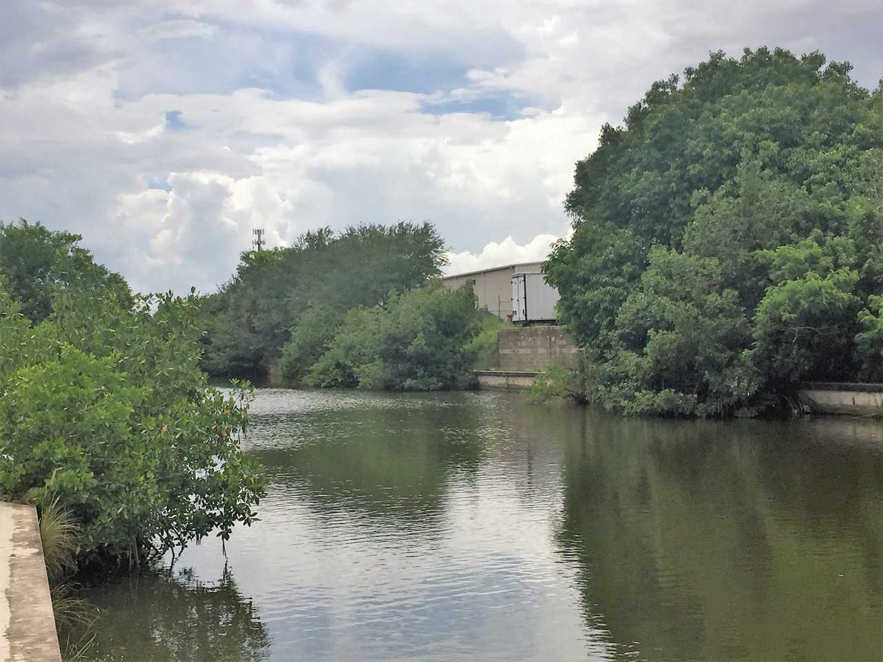 1421 Se 10th Ter - Photo 2 of 13