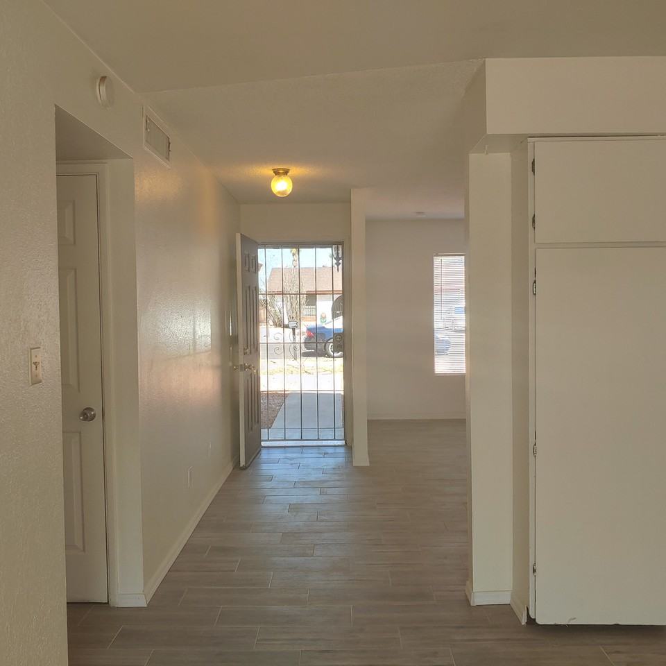 5643 W Golden Ln - Photo 3 of 16